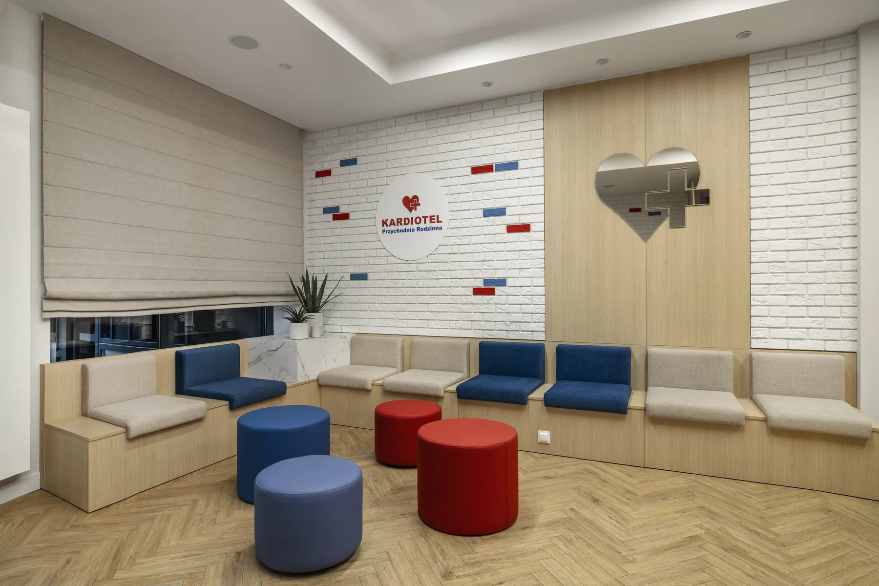 Wykończenia wnętrz medycznych — recepcja kliniki